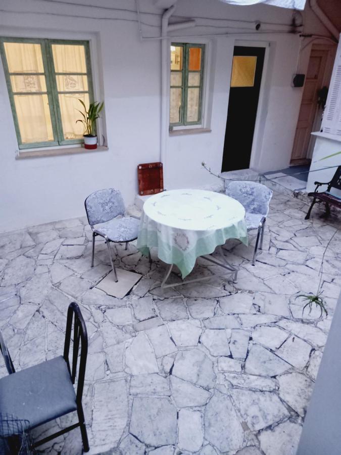 Στην Αυλή Της Ράχης Apartment Kalamata Ngoại thất bức ảnh
